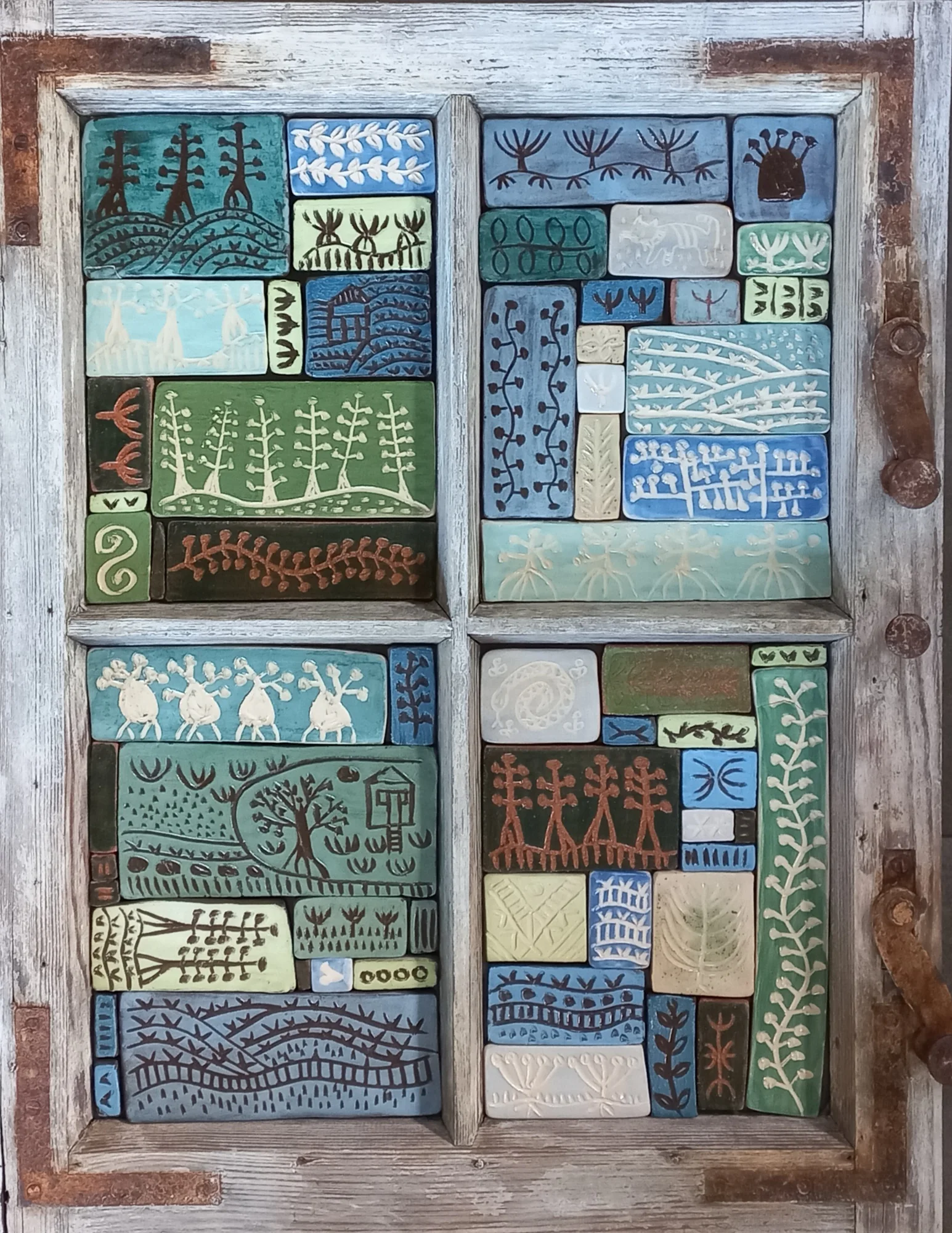 okno z ceramiczną kompozycją